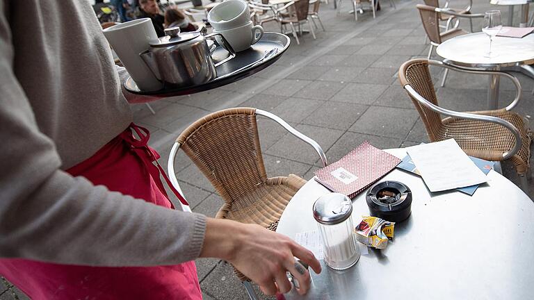 Ein 520-Euro-Minijob wirkt sich auch auf die Rente aus - vor allem für verheiratete Frauen, die lange in der Gastronomie oder anderswo geringfügig beschäftigt sind, kann das negative Folgen haben. Ein 520-Euro-Minijob wirkt sich auch auf die Rente aus - vor allem für verheiratete Frauen, die lange in der Gastronomie oder anderswo geringfügig beschäftigt sind, kann das negative Folgen haben. 