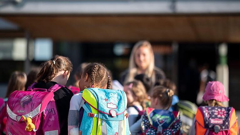 Grundschulkinder.jpeg       -  Kindergeld ist eine willkommene finanzielle Unterstützung für Familien. Aber hat es als 'Einkommen' auch Einfluss auf andere finanzielle Leistungen?