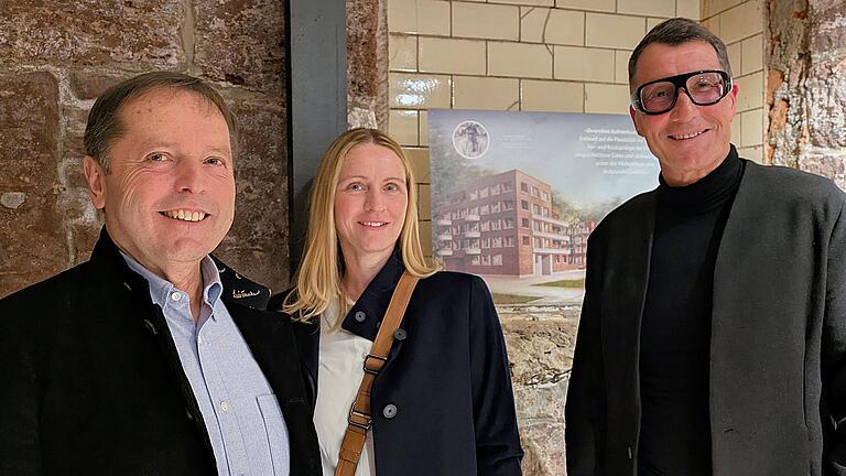 „After Work Party“: „Kunst trifft Wohnen“ im Studio Meinck - Goldschmied und Schmuckdesigner Malte Meinck (rechts) mit den Architekten Georg Redelbach und Carolin Dahinten aus Marktheidenfeld „After Work Party“: „Kunst trifft Wohnen“ im Studio Meinck - Goldschmied und Schmuckdesigner Malte Meinck (rechts) mit den Architekten Georg Redelbach und Carolin Dahinten aus Marktheidenfeld
