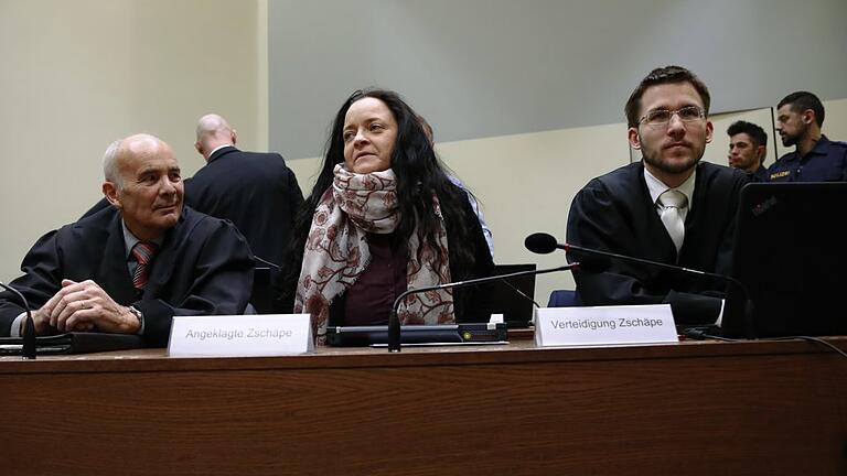 NSU-Prozess       -  Beate Zschäpe sitzt neben ihren Anwälten Hermann Borchert (l) und Mathias Grasel im Gerichtssaal im Oberlandesgericht.