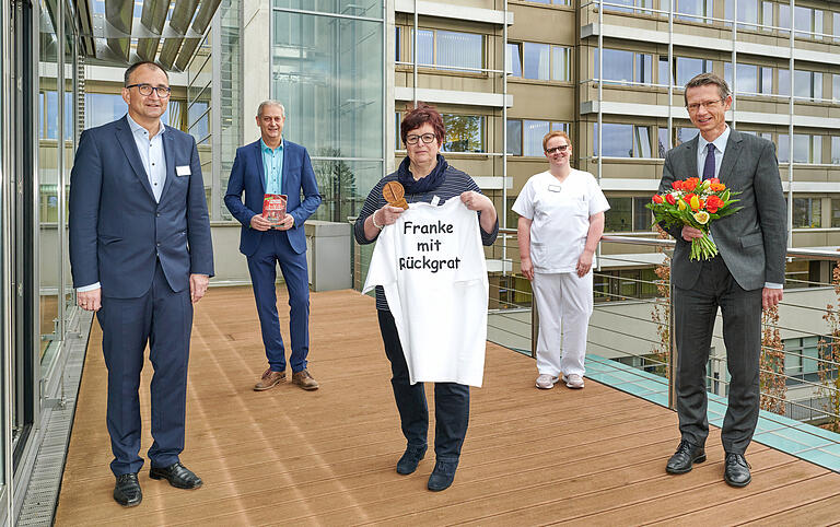 Leopoldina-Krankenschwester Renate Bauer mit ihrem Auszeichnungs-T-Shirt. Zur Ehrung, die auch stellvertretend an alle Pflegekräfte geht, gratulieren (von links) Jürgen Winter (Geschäftsführer Leopoldina), Frank Dünisch (Vorstand AOK Schweinfurt&nbsp; und Vorstand des Heimatvereins Burglauer),&nbsp; Stationsleiterin Sandra Frank und Oberbürgermeister Sebastian Remelé. Er bekam die Auszeichnung 2012.