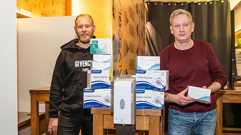 In der „Teststrecke Sternbar“: Betreiber Heico Hasberg (rechts) mit dem Geschäftsführer der Endres-Gaststätten Philipp Gagel. In der „Teststrecke Sternbar“: Betreiber Heico Hasberg (rechts) mit dem Geschäftsführer der Endres-Gaststätten Philipp Gagel.