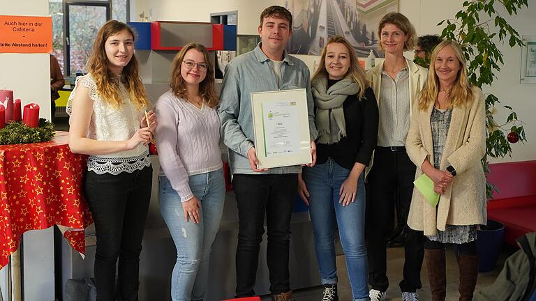 Das P-Seminar 'Resilienz' nimmt stellvertretend die Auszeichnung zur guten gesunden Schule entgegen (Caroline Neumann, Schülerin; Irina Michel, Schülerin; Benjamin Steigerwald, Schüler; Natalie Schamne, Schülerin; Kerstin Katzenberger, Lehrkraft; Dagmar Zeller-Dittmer, Lehrkraft).