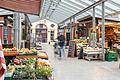 Die festen Marktstände und das Glasdach sind im Jahr 2000 entstanden, als der östliche Teil des unteren Markts erneuert wurde.