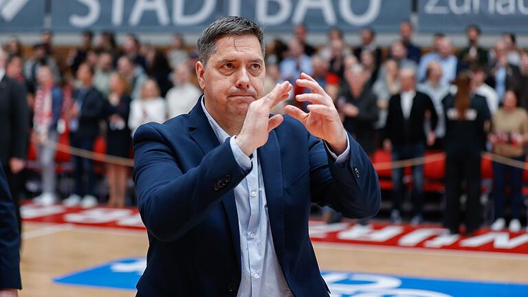 Head-Coach Sasa Filipovski (Würzburg Baskets) will mit seiner Mannschaft bei ratiopharm Ulm den siebten Sieg in Folge holen. Head-Coach Sasa Filipovski (Würzburg Baskets) will mit seiner Mannschaft bei ratiopharm Ulm den siebten Sieg in Folge holen.
