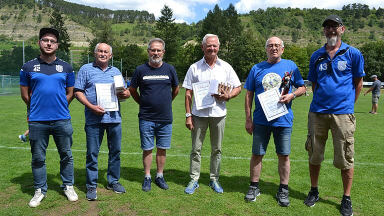 Langjährige Mitglieder wurden beim SVB geehrt. Auf dem Bild (von links): Lorenz Hrobarsch (Sport-Vorstand), Günther Schwarz, Manfred Hellmann und Stefan Trabel (60 Jahre Mitglied), Josef Herzog (50 Jahre) sowie Stefan Kaufmann (Vorstand Öffentlichkeit). Auf dem Bild fehlen: Wolfgang Geyer, Rudi Ühlein und Erhard Bauer.