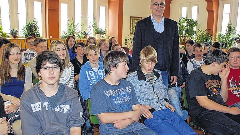 Lesestunde: Thomas Feibel mit Schülerinnen und Schülern der achten Klassen der Realschule am Maindreieck in der Stadtbibliothek in Ochsenfurt.