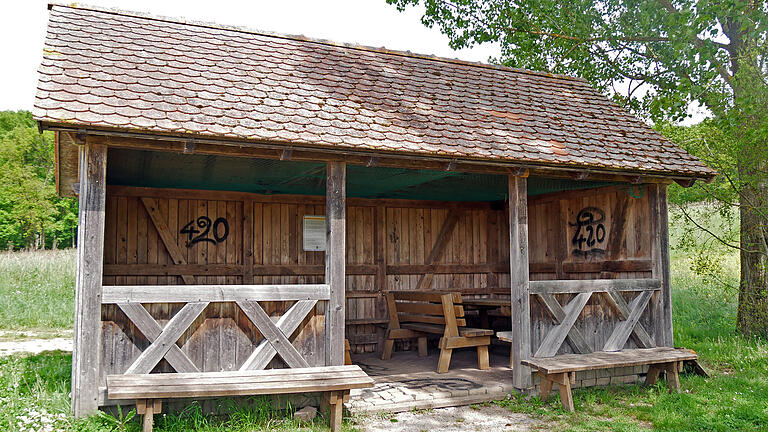 Zwischen dem 12. und 14. Mai wurde die Wanderschutzhütte am Waldrand in Erbshausen mit Farbe besprüht. Die Zahl 420 deutet auf Cannabiskonsum hin.