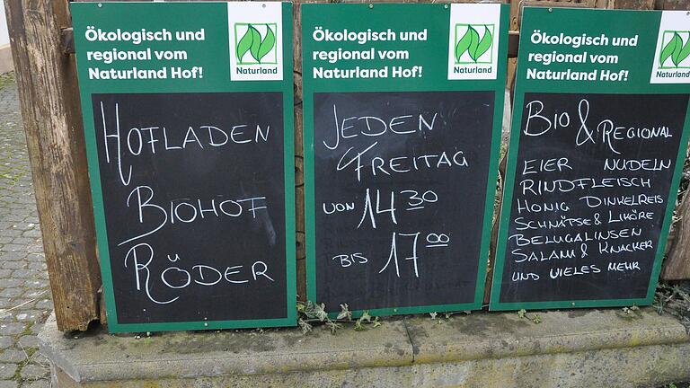Hinweisschilder des Biohofes Röder in Roth. Hinweisschilder des Biohofes Röder in Roth.