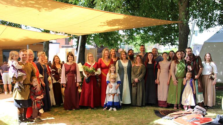 Die Troubadours mit Freunden aus der Mittelalterszene, die zum 30-jährigen Bestehen gratulierten.       -  Die Troubadours mit Freunden aus der Mittelalterszene, die zum 30-jährigen Bestehen gratulierten.