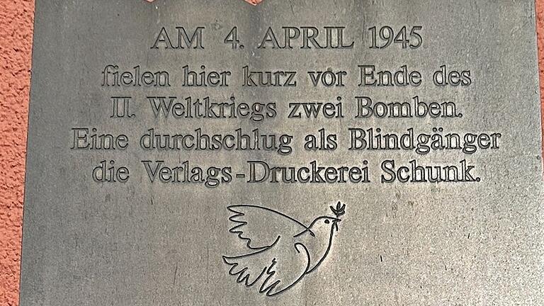 Die Gedenktafel am heutigen Tegut-Markt in Bad Königshofen. Sie verweist auf den Bombenabwurf am 4. April 1945, die in ein Wohnhaus schlug.