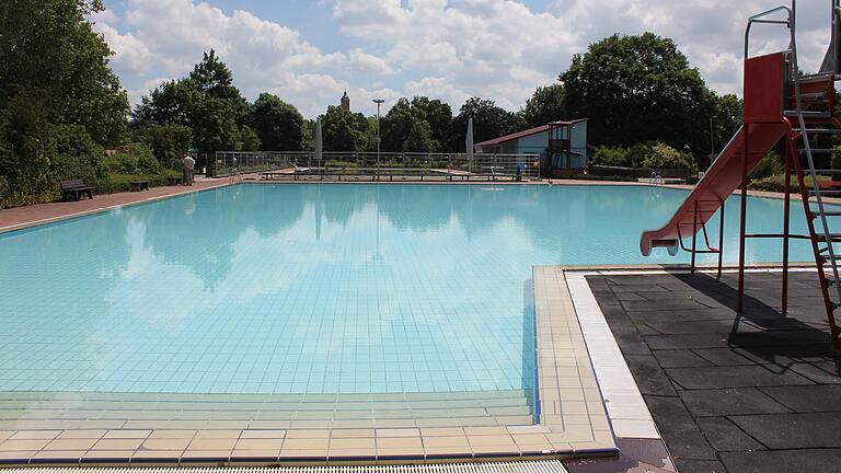 Ein Gutachten der Deutschen Bädergesellschaft soll helfen, über die Zukunft des Vokacher Freibads zu entscheiden. Im Bild das Nichtschimmerbecken des sanierungsbedürftigen Bades, im Hintergrund ist das umzäunte Schwimmerbecken zu sehen, das im Sommer 2019 nicht geöffnet war.