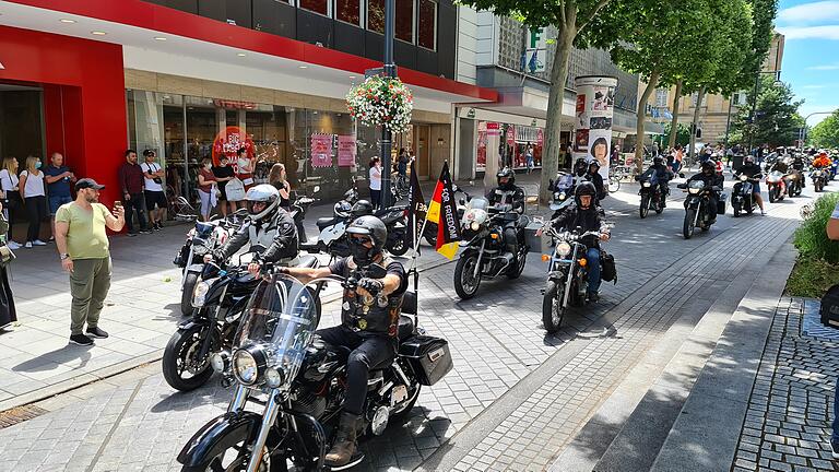 Bei einer Demo gegen das Sonntagsfahrverbot fuhren tausende Motorräder durch die Schweinfurter Innenstadt.