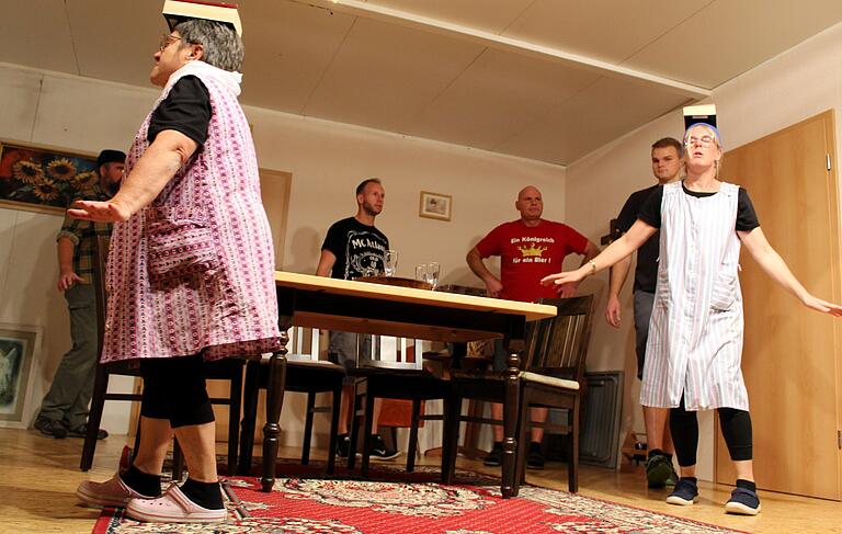 Damit die Flunkerei nicht auffliegt, üben sich Betty (Thea Triftshäuser) und Helga (Daniela Streit) darin, feine Damen zu werden. Damit die Flunkerei nicht auffliegt, üben sich Betty (Thea Triftshäuser) und Helga (Daniela Streit) darin, feine Damen zu werden.
