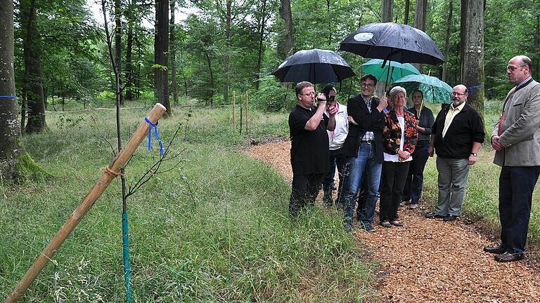 Natürliche Umgebung: Im Ruheforst Maintal können in einem Regenbogen-Biotop mit zwölf Beisetzungsstellen Urnen mit der Asche von totgeborenen Kindern kostenfrei beigesetzt werden, sagte der Betreiber Achim Graf von Beust (rechts) bei einer Führung.