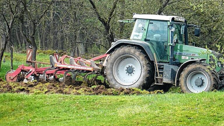 Ein Landwirt aus Goßmannsdorf pflügt sein Grundstück – eine wertvolle Orchideenwiese, wie Naturschützer sagen. Ein Landwirt aus Goßmannsdorf pflügt sein Grundstück – eine wertvolle Orchideenwiese, wie Naturschützer sagen.