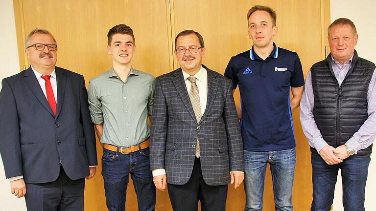 Bezirksschiedsrichter-Obmann Norbert Kröckel präsentiert die neue Vorstandschaft der Schiedsrichtergruppe Kitzingen/Ochsenfurt (von links): Beisitzer Harald Knof, Obmann Helmut Wittiger, Lehrwart Niklas Baudach und Kassier Karl-Heinz Kohl. Bezirksschiedsrichter-Obmann Norbert Kröckel präsentiert die neue Vorstandschaft der Schiedsrichtergruppe Kitzingen/Ochsenfurt (von links): Beisitzer Harald Knof, Obmann Helmut Wittiger, Lehrwart Niklas Baudach und Kassier Karl-Heinz Kohl.