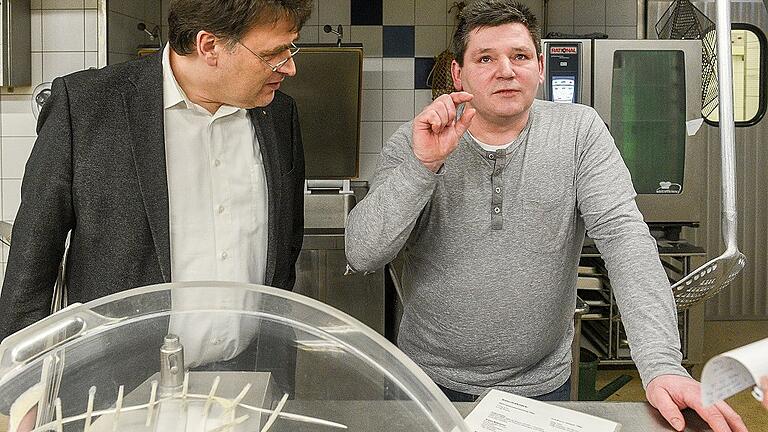 Gespräch in der Metzgerei: Kilian Moritz und Alfred Kaiser.