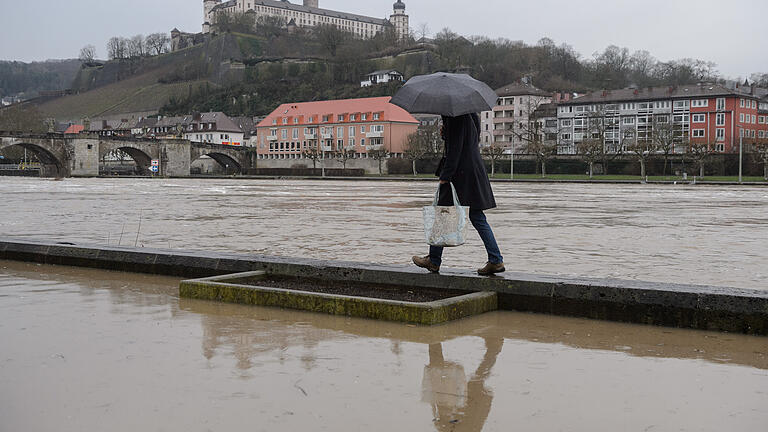 Hochwasser in Würzburg. Unser Archivfoto aus dem Januar 2018 zeigt die überflutete Promenade am Alten Kranen in Würzburg. Hochwasser in Würzburg. Unser Archivfoto aus dem Januar 2018 zeigt die überflutete Promenade am Alten Kranen in Würzburg.