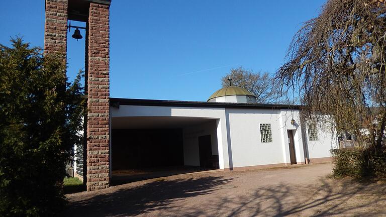 Das Leichenhaus im Sackenbacher Friedhof wurde auf Betreiben von Bürgermeister Josef Hart gebaut. Er war der erste Tote, der darin aufgebahrt wurde.