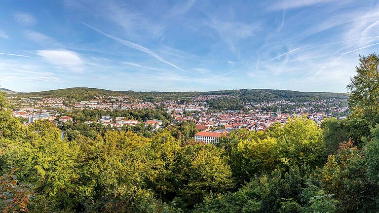 Vom Aussichtspunkt Diezhäuschen aus haben Wanderer einen wunderbaren Panoramablick auf Meinigen und die umgebende Landschaft.