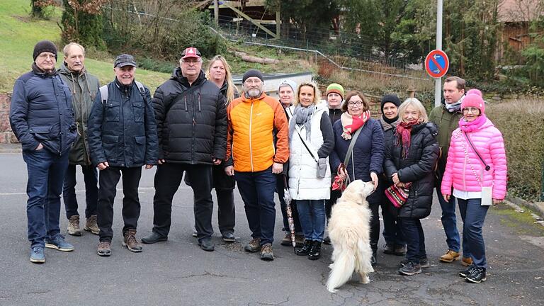 Die Teilnehmer an der „Tour de Flur“ in der Ortsmitte von Zimmern. Mit dabei proMAR-Vorsitzender Hans-Adam Stangl (Vierter von links) und Heinz Richter (Zweiter von rechts), Vorsitzender der Stadtratsfraktion.