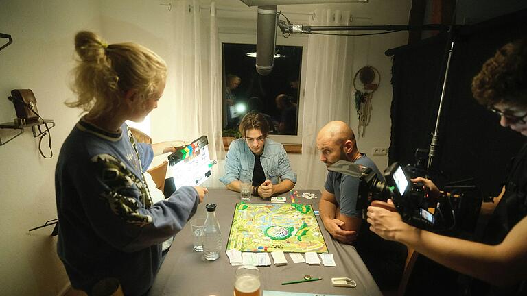 'Das Spiel des Lebens' ist ein Klassiker unter den Spielen, eine Liebesbeziehung kann ähnlich turbulente Wege gehen. Darum ist das Brettspiel ein wichtiges Element im Kurzfilm von Nils Arbes. 'Das Spiel des Lebens' ist ein Klassiker unter den Spielen, eine Liebesbeziehung kann ähnlich turbulente Wege gehen. Darum ist das Brettspiel ein wichtiges Element im Kurzfilm von Nils Arbes.