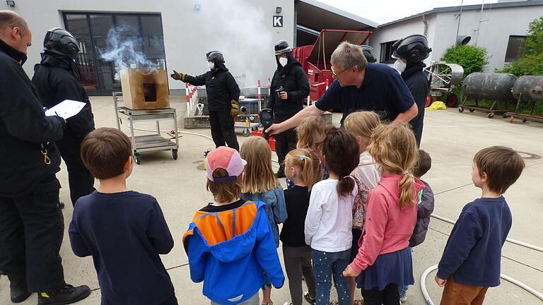 Bei einem Besuch der Feuerwehrschule in Würzburg lernten die Vorschulkinder aus der Kindertagesstätte Margherita des Caritas-Don Bosco-Bildungszentrums, wie die Feuerwehr einen Brand löscht.