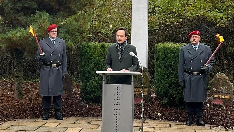 Landrat Florian Töpper in Werneck bei seiner Rede am Volkstrauertag.