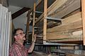 Harald Fischlein prüft seinen Werkstoff: Das Holz einer abgebauten Scheune. Foto: Elisabeth Assmann       -  Harald Fischlein prüft seinen Werkstoff: Das Holz einer abgebauten Scheune. Foto: Elisabeth Assmann