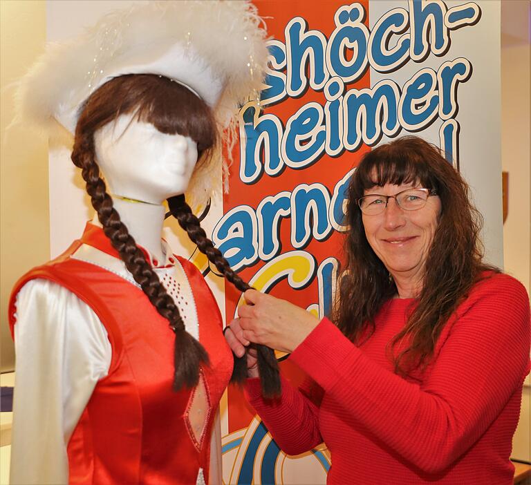 Flechtet gern die Zöpfe der Gardemädchen: Ursel Baumann vom VCC. Flechtet gern die Zöpfe der Gardemädchen: Ursel Baumann vom VCC.