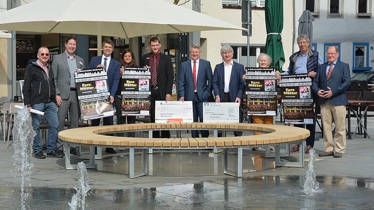 Auf dem Marktplatz freuten sich Veranstalter wie Sponsoren auf die 5. Mellrichstädter Musiknacht (von links): Hans-Hermann Weihrauch (Weihrauch GmbH), Dr. Guido Böhm (Kulturagentur), Bürgermeister Michael Kraus, Verena Schneider (Aktives Mellrichstadt), Steffen Göpfarth und Klaus Grenzer (Sparkasse), Reinhard Bauß (VR-Bank), Marianne Fritz (Sängerverein Mellrichstadt), Dr. Klaus Reder (Intergeo Ing. GmbH) und Dirigent Professor Ernst Oestreicher.