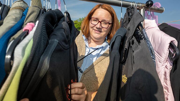 Genaueres Hinsehen lohnt sich: Alexandra Morrison besucht seit 30 Jahren Flohmärkte. Auf einem Rundgang durch den Rotkreuzflohmarkt in Schweinfurt verrät sie ihre Tipps für den perfekten Beutezug.