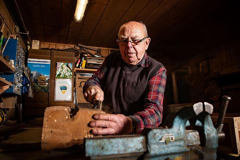 Das Holz für die Krippen muss am besten altes Bauholz sein. Mit einer Drahtbürste arbeitet Christian Inderwies die Maserung des Holzes heraus.&nbsp;