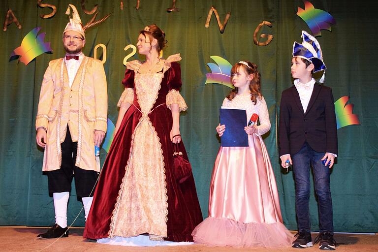 Das Prinzenpaar Timo Lenhard und Christina Schulz sowie das Kinderprinzenpaar Alessia Lösch und Hannes Schulz stellen sich den Gästen vor. Das Prinzenpaar Timo Lenhard und Christina Schulz sowie das Kinderprinzenpaar Alessia Lösch und Hannes Schulz stellen sich den Gästen vor. 