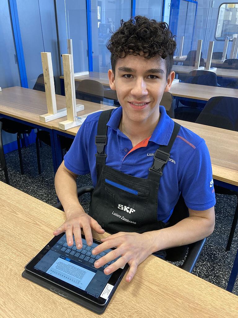 Luziano Antonio Zambrano Schönfelder, macht bei SKF eine Ausbildung zum Industriemechaniker.&nbsp; Die Azubis bekommen ein persönliches i-Pad.