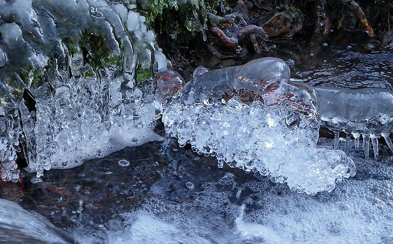 Wie edles Geschmeide sehen die vom Frost am Krebsbach geformten Gebilde aus. Wie edles Geschmeide sehen die vom Frost am Krebsbach geformten Gebilde aus.