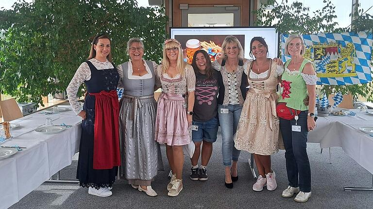 Die Mitarbeiterinnen des BRK-Altenheims waren dem Anlass entsprechend angezogen. Die Mitarbeiterinnen des BRK-Altenheims waren dem Anlass entsprechend angezogen.