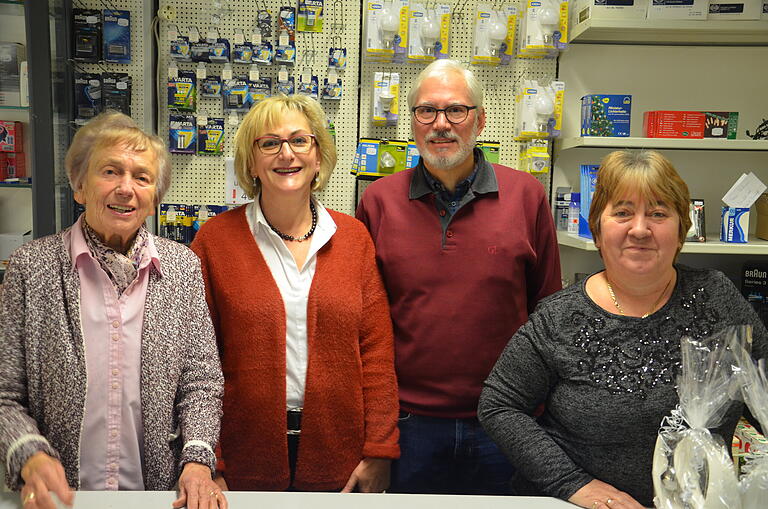 Nicht leicht gefallen ist Susanne Balzer-Endres (zweite von links) und ihrem Mann Klaus die Geschäftsaufgabe. Links die Seniorchefin Wally Balzer und rechts Verkäuferin Helga Pfeufer, die 15 Jahren im Geschäft war.