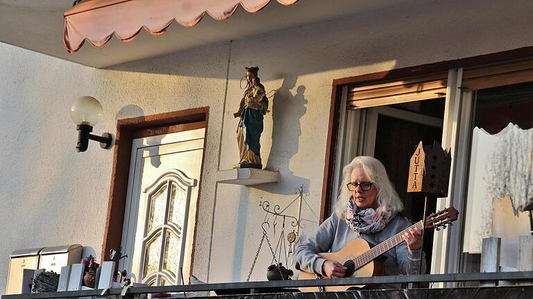 Jutta Wieczorek singt wieder am Mittwoch, 8. April, um 19 Uhr auf ihrem Balkon in der Flurstraße.  Foto: Werner Vogel       -  Jutta Wieczorek singt wieder am Mittwoch, 8. April, um 19 Uhr auf ihrem Balkon in der Flurstraße.  Foto: Werner Vogel