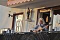 Jutta Wieczorek singt wieder am Mittwoch, 8. April, um 19 Uhr auf ihrem Balkon in der Flurstraße.  Foto: Werner Vogel       -  Jutta Wieczorek singt wieder am Mittwoch, 8. April, um 19 Uhr auf ihrem Balkon in der Flurstraße.  Foto: Werner Vogel