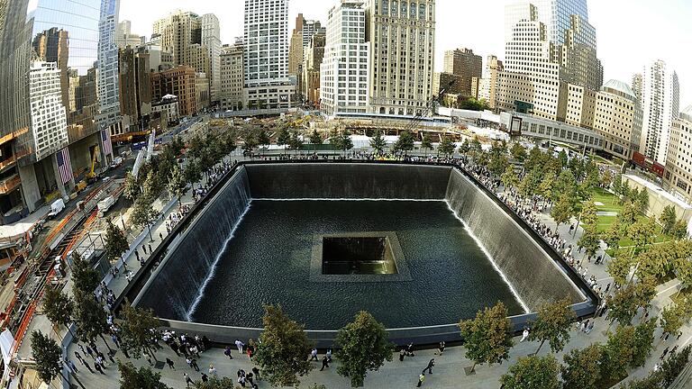 Blick auf den South Memorial Pool, einem Teil des Liberty Parks. In der Mitte ist der Grundriss des Südturms des eingestürzten World Trade Centers zu sehen, links der neue Freedom Tower.