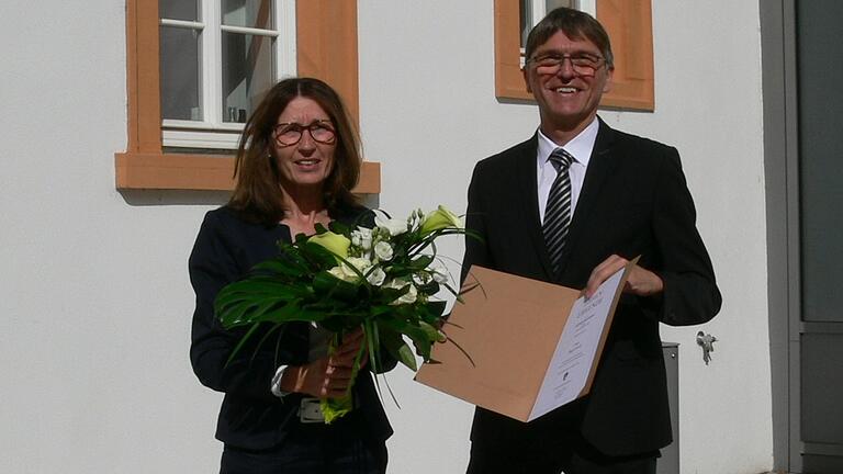 Bürgermeister Ulrich Werner bedankte sich im Namen der Gemeinde bei Birgit Grob für die geleistete Arbeit.