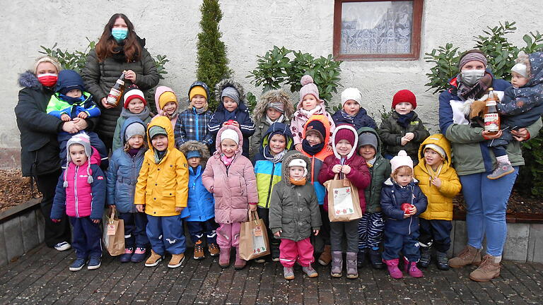 Auch in diesem Jahr versorgte der Obst- und Gartenbauverein die Kindergartenkinder wieder mir Äpfeln und frisch gepressten Apfelsaft. Über die Spende freuten sich die Lindacher Kinder und ihre Erzieherinnen. Die wollen die Spende gleich zum Anlass nehmen, ihren Schützlingen einen realen Bezug zur Natur zu vermitteln. Die süßen Köstlichkeiten ernteten die Verantwortlichen des Vereins um ihre Vorsitzende Elsbeth Schneider auf den Streuobstwiesen, die sie das Jahr über auch pflegen. Selbstverständlich achtete man seitens der Verantwortlichen auf biologisch einwandfreie Früchte, die man eigenhändig zu Saft presste. Auf dem Foto sind die Kindergartenkinder mit Obsttüten und Saftflaschen zu sehen.