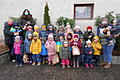 Auch in diesem Jahr versorgte der Obst- und Gartenbauverein die Kindergartenkinder wieder mir Äpfeln und frisch gepressten Apfelsaft. Über die Spende freuten sich die Lindacher Kinder und ihre Erzieherinnen. Die wollen die Spende gleich zum Anlass nehmen, ihren Schützlingen einen realen Bezug zur Natur zu vermitteln. Die süßen Köstlichkeiten ernteten die Verantwortlichen des Vereins um ihre Vorsitzende Elsbeth Schneider auf den Streuobstwiesen, die sie das Jahr über auch pflegen. Selbstverständlich achtete man seitens der Verantwortlichen auf biologisch einwandfreie Früchte, die man eigenhändig zu Saft presste. Auf dem Foto sind die Kindergartenkinder mit Obsttüten und Saftflaschen zu sehen.