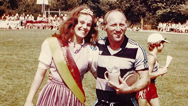 Die damalige Bierkönigin Barbara Holzer traf im Juli 1984 im Rahmen eines Freundschaftsspiels in Burgsinn auf den kürzlich gestorbenen Fußballstar Uwe Seeler.