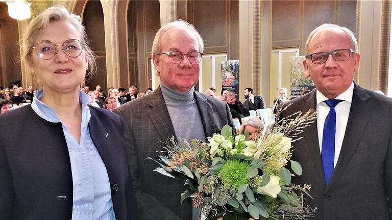 Regierungspräsident Eugen Ehmann (rechts) stellte Birgit Imhof (hier mit Ehemann) als neue Leiterin des Wasserwirtschaftsamtes vor.       -  Regierungspräsident Eugen Ehmann (rechts) stellte Birgit Imhof (hier mit Ehemann) als neue Leiterin des Wasserwirtschaftsamtes vor.