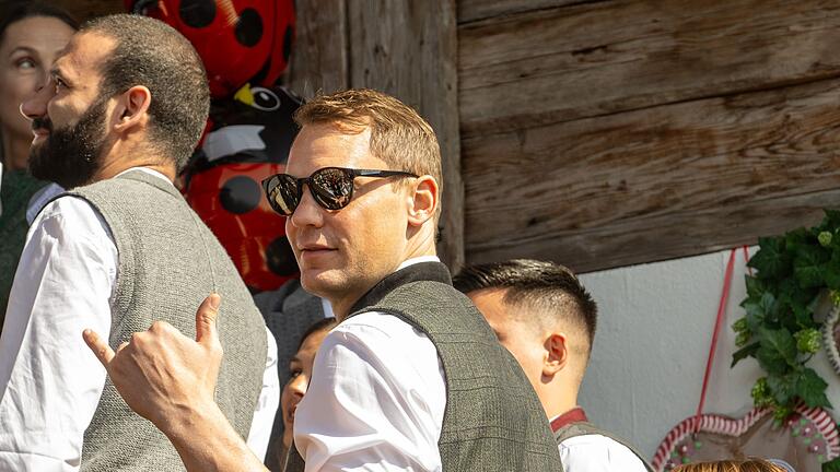 189. Münchner Oktoberfest       -  In Bremen musste Torwart Manuel Neuer angeschlagen passen, beim Bierzelt-Besuch war er dabei.