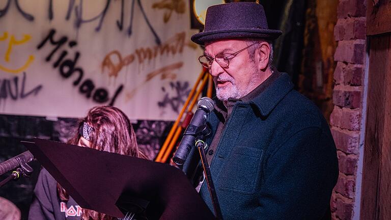 Stadtpfarrer Andreas Werner ist einer der Sänger, Namensgeber und Gründungsmitglied der Band 'Unbuchbar'. Stadtpfarrer Andreas Werner ist einer der Sänger, Namensgeber und Gründungsmitglied der Band 'Unbuchbar'.