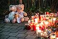 Nach tödlichem Angriff in einem Park in Aschaffenburg       -  Jemand hat Teddybären neben die Kerzen gesetzt.